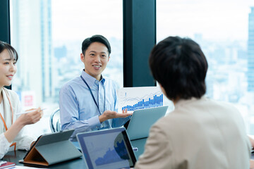 オフィスでミーティングするビジネスパーソン