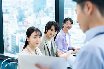 オフィスでミーティングするビジネスパーソン