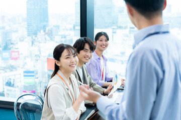 オフィスでミーティングするビジネスパーソン