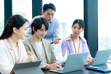 オフィスでミーティングするビジネスパーソン