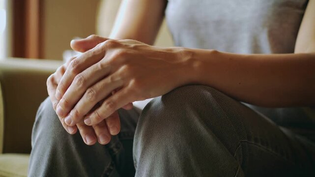 Calm human touch and relaxation through resting hands