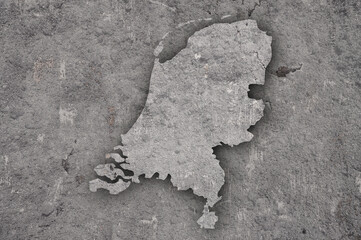 Karte von Niederlande auf verwittertem Beton