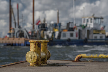 BOLLARD - A steel element on the quay for mooring ships and boats

