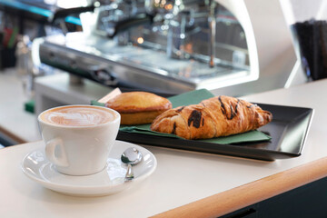 Cappuccino con pasticciato e cornetto