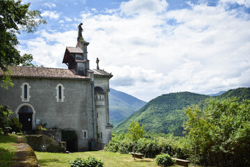 La chapelle Notre-Dame de Mi&egrave;ge-Coste, sanctuaire marial surplombant le village d'Aspet dans les Pyr&eacute;n&eacute;es (Haute-Garonne, France)