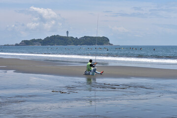 辻堂海岸で投げ釣りをする男性