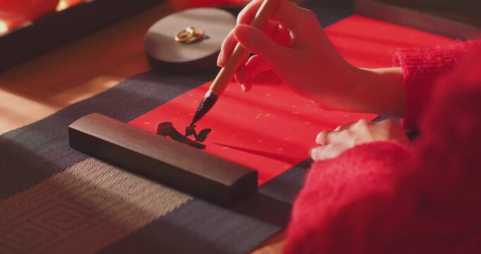 Writing the character "福" (fortune) and wishing for "马到成功" (success upon arrival) during Chinese New Year