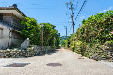 石垣の塀が続く下甑島の手打麓武家屋敷通り