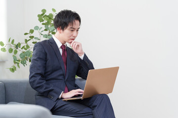 オフィスで働くビジネスマン男性