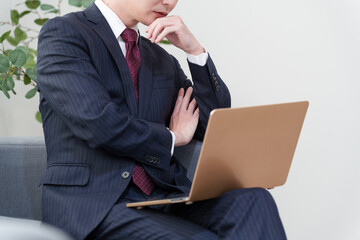 オフィスで働くビジネスマン男性