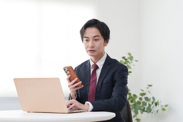 オフィスで働くビジネスマン男性