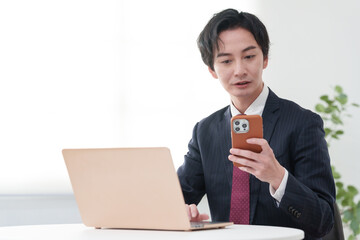 オフィスで働くビジネスマン男性