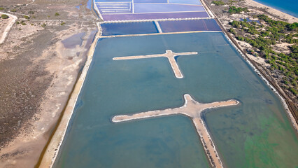 Salinas en el Mediterr&aacute;neo , producci&oacute;n de sal , vistas panor&aacute;micas a&eacute;reas o cenital