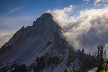 Obraz premium Pinnacle Peak in Mount Rainier National Park, USA