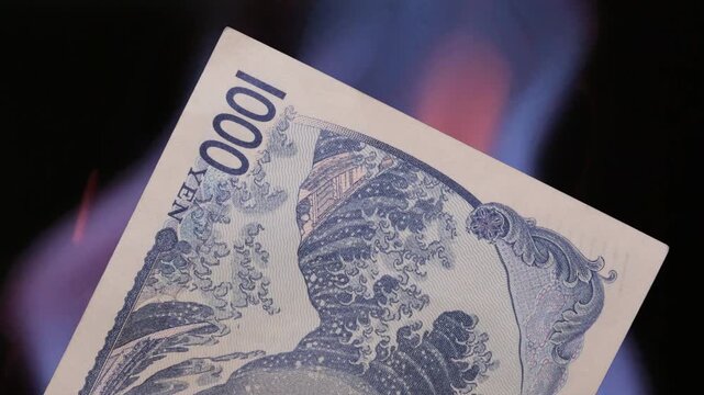 Japan Yen Bargeld Banknote vor brennendem Erdgas Feuer, Kosten f&uuml;r fossile Energie in der W&auml;hrung JPY