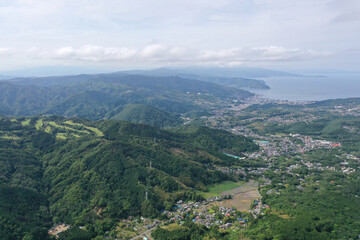 Obraz premium 大室山上空空から望む伊東市・川奈の街並み