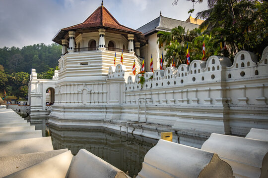 buddha temple, temple of the tooth, sri dalada maligawa, kandy, sri lanka, ceylon