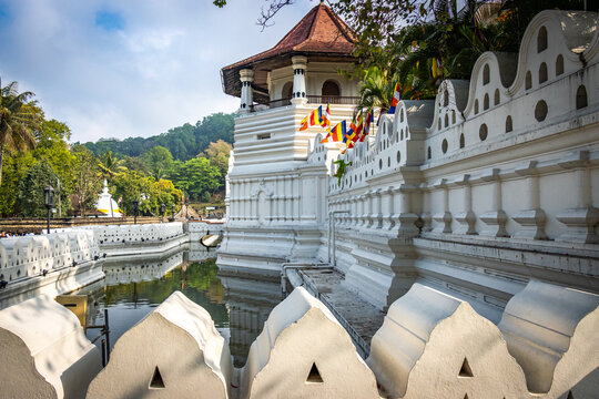 buddha temple, temple of the tooth, sri dalada maligawa, kandy, sri lanka, ceylon