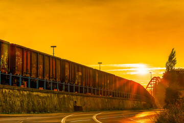 D&uuml;sseldorfer G&uuml;terzug im Sonnenuntergang