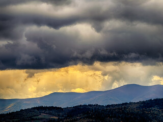 Obraz premium Sunny Autumn Carpathians with Puffy White During The Sunset