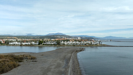 Obraz premium Playa del Estuario del río Guadiaro en Sotogrande, Andalucía
