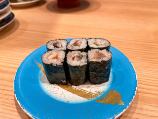 日本の寿司。サバと梅の巻き寿司。