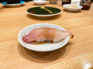 日本の寿司。新鮮なブリの握り寿司。