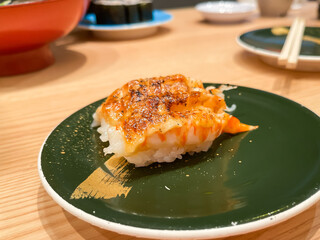 日本の寿司。茹でた海老とマヨネーズを炙った握り寿司。