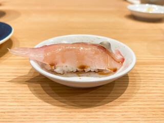 日本の寿司。新鮮なお刺身のシマアジ握り寿司。