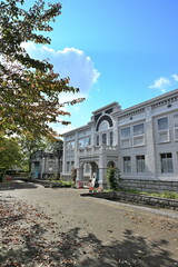 長岡市水道公園の建物と秋の景観（新潟県長岡市）