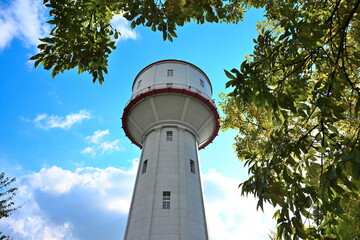 秋の水道公園と水道塔の風景（新潟県長岡市）