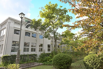 長岡市水道公園の建物と秋の景観（新潟県長岡市）