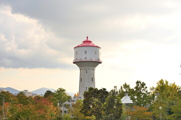 秋の水道公園と水道塔の風景（新潟県長岡市）