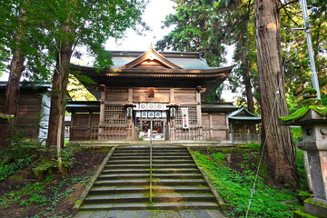 石段の先に建つ蒼紫神社の社殿（新潟県長岡市） © UI_forever