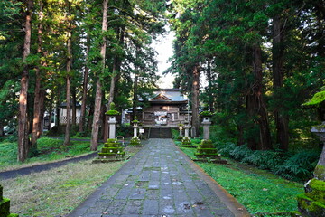 石段の先に建つ蒼紫神社の社殿（新潟県長岡市） © UI_forever