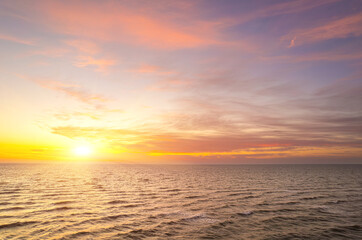 Obraz premium Golden sunset over calm sea horizon
