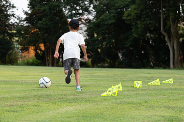 サッカーの練習をする少年