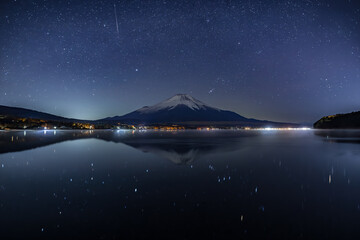 山中湖に映る富士山に沈むオリオン座