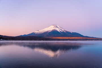 冬の山中湖の湖面に映る紅富士