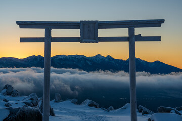 冬の霧ケ峰高原車山山頂から夜明けの富士山