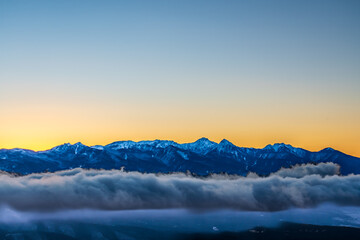 冬の霧ヶ峰高原車山山頂から夜明けの八ヶ岳