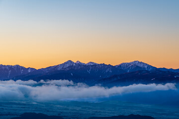 冬の霧ケ峰高原車山山頂からから南アルプスの朝焼け