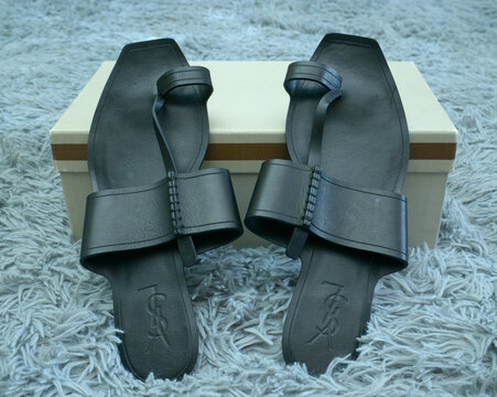 women sandals Saint Laurent Tribute Nu Pieds 05 Leather Slides, brand name YSL.