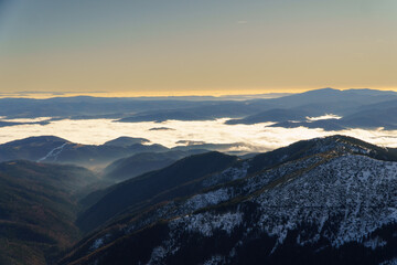 Widoki na Tatry Niżne z góry Jasna Chopok w Słowacja © rob