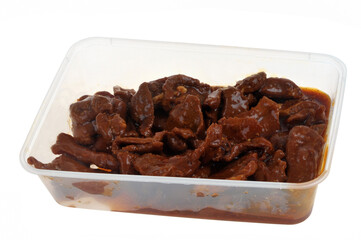 Barquette en plastique de viande de porc au caramel en gros plan isol&eacute;e sur fond blanc