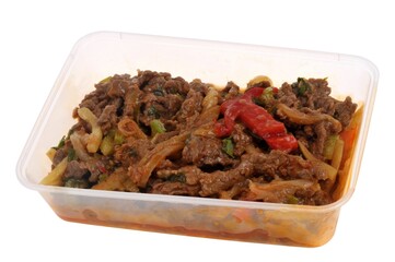 Barquette en plastique de viande de b&oelig;uf aux l&eacute;gumes en gros plan isol&eacute;e sur fond blanc