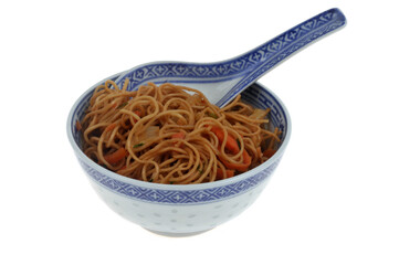 Bol de nouilles saut&eacute;es avec une cuill&egrave;re en gros plan isol&eacute;e sur fond blanc