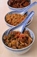 Repas style cuisine asiatique servi dans des bols  avec des cuill&egrave;res en gros plan