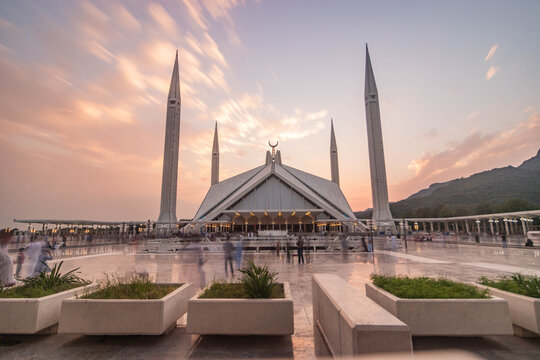 Sunset view of Faisal Mosque in Islamabad, the national mosque of Pakistan