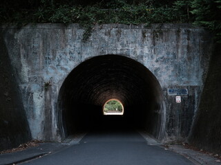 山にある古い日陰のトンネル
